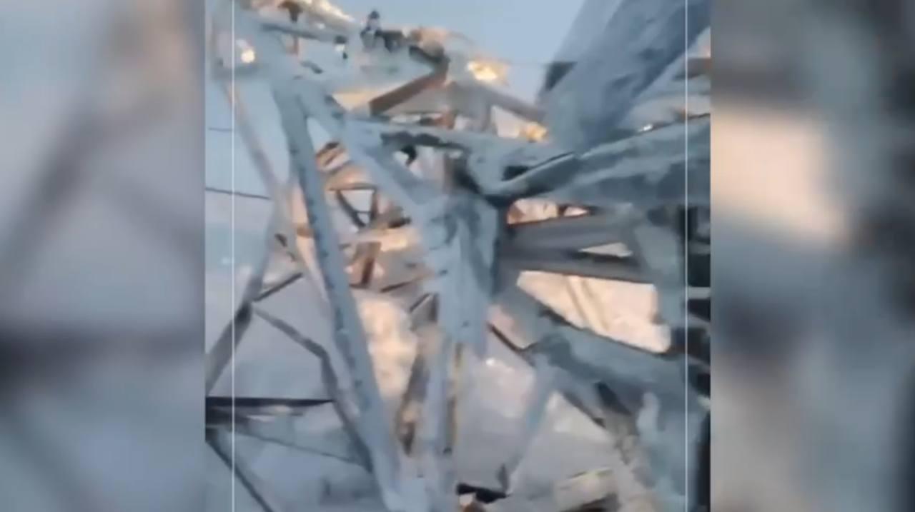 Россети опубликовали видео рухнувшей опоры ЛЭП в Мурманской области